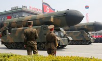 Tên lửa Triều Tiên xuất hiện trong một buổi duyệt binh. Ảnh: Reuters