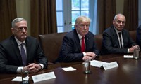 Tổng thống Trump tham gia cuộc họp với các quan chức quân sự tại Nhà Trắng. Ảnh: UPI