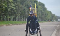 Đi xe lăn 360km đến Bangkok để dự tang lễ cố Quốc vương Thái Lan