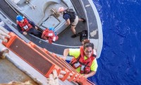 Hải quân Mỹ cứu hai nữ thủy thủ lênh đênh trên biển gần nửa năm