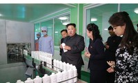 Vợ chồng ông Kim Jong-un thăm nhà máy sản xuất mỹ phẩm hiện đại nhất nhì Triều Tiên