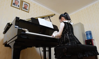 Xem bé gái Triều Tiên trổ tài chơi piano điêu luyện