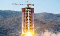 Tên lửa tầm xa của Triều Tiên rời bệ phóng tại bãi thử Sohae. Bức ảnh được công bố ngày 7/2/2016. Nguồn: Reuters