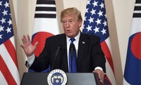 Tổng thống Mỹ phát biểu trong cuộc họp báo chung với người đồng cấp Hàn Quốc. Ảnh: AP
