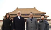 Tổng thống Mỹ Donald Trump và phu nhân Melania Trump chụp ảnh cùng Chủ tịch Trung Quốc Tập Cận Bình và phu nhân Bành Lệ Viện tại Tử Cấm Thành. Ảnh: AP 