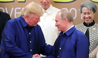 Nhìn gần cái bắt tay của Tổng thống Trump - Putin tại lễ đón APEC