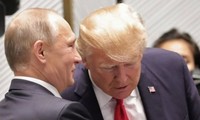 Tổng thống Mỹ chủ động bắt tay Tổng thống Nga lần hai tại APEC