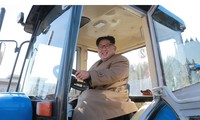 Chủ tịch Triều Tiên Kim Jong-un thích thú lái thử ‘ngựa thép’