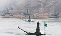 Hàng chục xe tăng Hàn Quốc diễn tập vượt sông sâu 2m