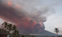 Núi lửa Agung thả cột tro bụi cao tới hàng nghìn mét. Ảnh: Reuters