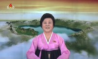 Phát thanh viên kì cựu Ri Chun-hee thông báo trên truyền hình Triều Tiên về vụ phóng tên lửa mới nhất. Ảnh: Yonhap