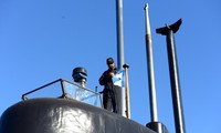 Thủy thủ tàu ARA San Juan đứng trên nóc tàu ngầm ngày 2/6/2014. Ảnh: Reuters