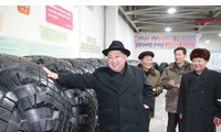 Chủ tịch Triều Tiên thăm nhà máy sản xuất lốp xe tải chở tên lửa