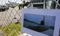 Khẩu hiệu: "Chúng tôi chờ tàu ngầm ARA San Juan trở về được dán trên hàng rào căn cứ hải quân ở Mar del Plata. Ảnh: AP
