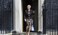 Thủ tướng Anh Theresa May đứng trước ngôi nhà số 10 phố Downing. Ảnh: Getty