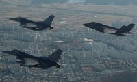Chiến đấu cơ F-35A của Mỹ bay diễn tập cùng chiến đấu cơ F-16 tại Hàn QUốc hôm 1/12. Ảnh: Reuters
