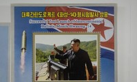 Một con tem của Triều Tiên in hình Chủ tịch Kim Jong-un ăn mừng phóng thành công ICBM Hwasong-14. Ảnh: AFP