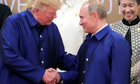 Tổng thống Nga Vladimir Putin và Tổng thống Mỹ Donald Trump bắt tay trong một sự kiện tại Hội nghị thượng đỉnh APEC, diễn ra đầu tháng 11 tại Đà Nẵng, Việt Nam. Ảnh: Reuters