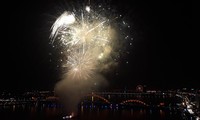 Sông Hàn lung linh pháo hoa chào năm mới 2018