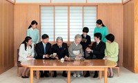 Nhật hoàng Akihito, Hoàng hậu Michiko cùng các thành viên Hoàng tộc. Ảnh: Cơ quan Nội chính Hoàng gia Nhật Bản