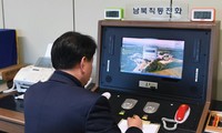 Một quan chức Hàn Quốc kiểm tra đường dây nóng để nói chuyện với phía Triều Tiên tại làng Bàn Môn Điếm ở Paju (Hàn Quốc) hôm nay, 3/1. Ảnh: AP