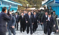 Phái đoàn Triều Tiên bước qua biên giới liên Triều để đến Nhà hòa bình (thuộc làng Bàn Môn Điếm) tham dự hội đàm cấp cao với Hàn Quốc hôm 9/1. Ảnh: AFP