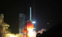Tên lửa Long March 3B rời bệ phóng. Ảnh: Reuters