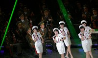 Ban nhạc nữ Moranbong biểu diễn cùng dàn nhạc nam thuộc quân đội Triều Tiên có tên Merited Chorus. Ảnh: AP