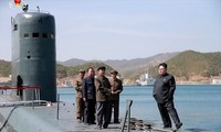 Chủ tịch Triều Tiên Kim Jong-un (phải) theo dõi vụ thử SLBM hồi tháng 4/2016. Ảnh: Yonhap