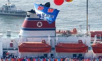 Phà Mangyongbong-92 chở đội cổ vũ Triều Tiên đến Hàn Quốc hồi năm 2002. Ảnh: Yonhap
