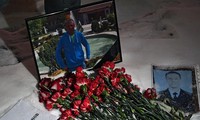 Hoa tưởng niệm phi công Roman Filipov được đặt trước Bộ Quốc phòng Nga. Ảnh: Sputnik
