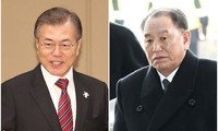 Tổng thống Hàn Quốc Moon Jae-in (trái) và Phó Chủ tịch Ủy ban Trung ương đảng Lao động Triều Tiên Kim Yong-chol (phải).