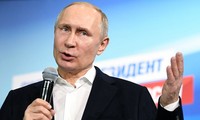 Tổng thống Nga Putin tiếp xúc với báo giới tại trụ sở chính của chiến dịch tranh cử. Ảnh: AFP