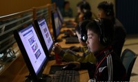 Một em nhỏ Triều Tiên sử dụng máy tính cá nhân. Ảnh: Yonhap