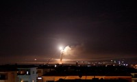 Tên lửa rực sáng trên bầu trời Syria sáng 10/5. Ảnh: Reuters