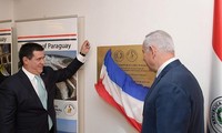 Tổng thống Paraguay Horacio Cartes (trái) và Thủ tướng Israel Benjamin Netanyahu (phải) tham gia lễ khánh thành đại sứ quán mới tại Jerusalem. Ảnh: GPO