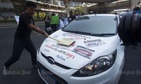 Một người dùng thể hiện sự phản đối hãng xe Ford tại Thái Lan hồi tháng 3/2017. Ảnh: Bangkokpost.