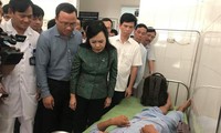 Bộ trưởng Bộ Y tế cùng lãnh đạo tỉnh Thanh Hóa thăm các nạn nhân tại BV đa khoa huyện Tĩnh Gia.