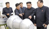 Chủ tịch Triều Tiên Kim Jong-un đứng trước một thiết bị hạt nhân. Ảnh: KCNA