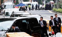 Đoàn vệ sĩ chạy quanh xe hơi nghi chở ông Kim Jong-un tại Singapore