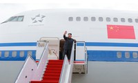 Chủ tịch Kim Jong-un vẫy chào từ cửa chuyên cơ Boeing 747 của hãng hàng không Air China. Ảnh: Rodong Sinmun