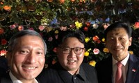 Ông Kim Jong-un dạo phố đêm, selfie với Ngoại trưởng Singapore