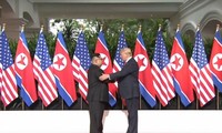 Khoảnh khắc lãnh đạo Mỹ - Triều tươi cười bắt tay đi vào lịch sử