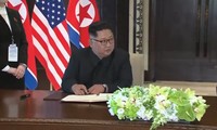 Vì sao ông Kim Jong-un phải mượn bút em gái để kí thoả thuận chung?