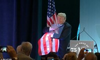 Ông Trump ôm chặt cờ Mỹ sau bài phát biểu về người nhập cư