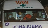 Xe cấp cứu chở những người được giải cứu đến bệnh viện tối 8/7. Ảnh: EPA