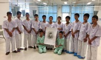 Các cầu thủ nhí tưởng niệm thợ lặn Saman Kunan tại phòng bệnh. Ảnh: AFP