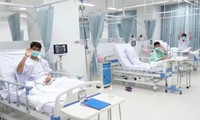 Cầu thủ nhí Thái Lan được điều trị tại bệnh viện Chiang Rai Prachanukroh. Ảnh cắt từ video