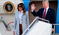 Tổng thống Mỹ Trump và phu nhân Melania vẫy chào báo giới khi đặt chân đến Helsinki (Phần Lan). Ảnh: AFP