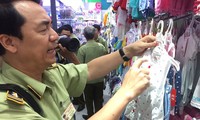 Lực lượng QLTT kiểm tra cửa hàng Con Cưng trên đường Tôn Thất Tùng, quận 1, TP.HCM. Ảnh: NLĐ